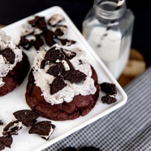 Cookies and Cream, A huge dark chocolate cookie with Oreoⓒ cookie frosting and cookie bit